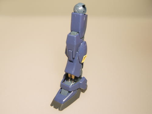 膝を曲げる前のガンダムマークⅡの右脚の画像